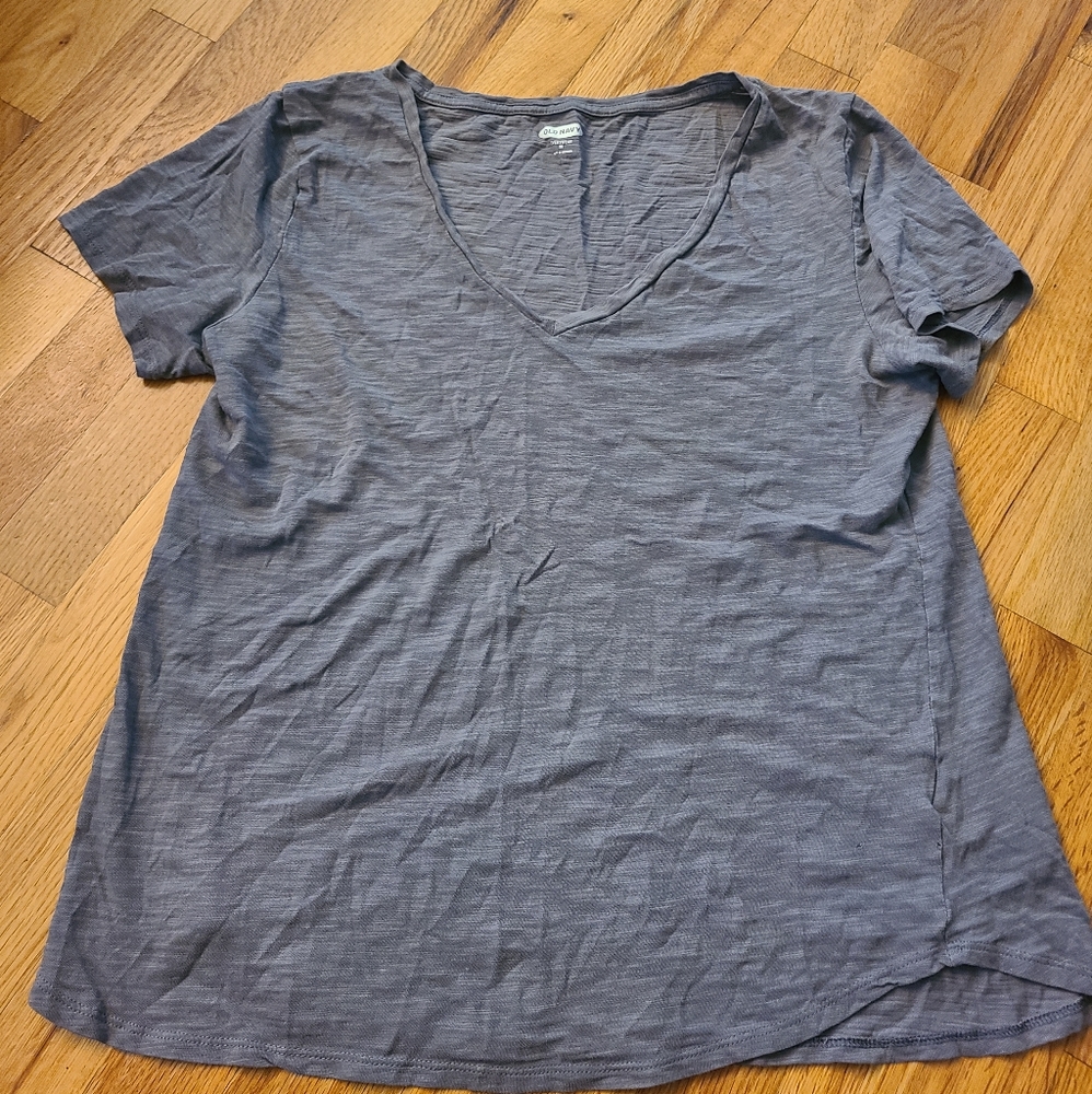 Womens medium grey Old Navy tshirt.